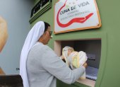 La hermana prueba la cuna con sistema electrónico para niños abandonados.