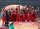 Los jugadores de Liverpool celebrando en la tarima el título que el año pasado fue del real Madrid