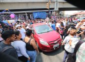 La multitud que acudió a la bahía, en Guayaquil, interrumpió el tránsito vehicular.