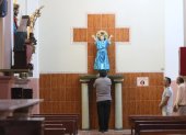 Devotos visitan por Navidad al Divino Niño en la iglesia San Alejo.