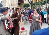 Artistas. Rodeados de público, los actores forman el teatro al aire libre. Con las escenas teatrales se busca dar vida a los mitos e historias de los barrios.