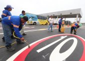 Obreros ultiman detalles en el nuevo peaje de la vía a la costa