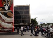 El edificio fue evacuado por completo para buscar el supuesto artefacto explosivo. Todo resultó falsa alarma.