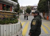 Policías bolivianos manejan un puesto de control en la entrada a la residencia de la Embajada de México.