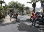 Cuadrilla de obreros trabajan en la repavimentación de la avenida Las Monjas, en Urdesa Central.

Agencia (ag-extra)