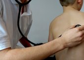 Como medida preventiva, previo a las fiestas, si su pequeño sufre de asma o alergias, llévelo al médico.