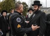 Miembros policiales resguardan la casa del rabino Rottenberg.