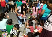 Entrega de juguetes a niños trabajadores.