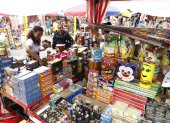 Cerca de 300 comerciantes participan en la feria de la pirotecnia.