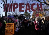 WASHINGTON, DC - DECEMBER 18: Protesters supporting the impeachment of U.S. President Donald Trump gather outside the U.S. Capitol December 18, 2019 in Washington, DC. Later today the U.S. House of Representatives is expected to vote on two articles of impeachment against Trump charging him with abuse of power and obstruction of Congress.   Win McNamee/Getty Images/AFP

== FOR NEWSPAPERS, INTERNET, TELCOS & TELEVISION USE ONLY ==

Los estadounidenses se encuentran divididos a la hora de decidirse por un "impeachment"