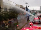 Integrantes del Cuerpo de Bomberos sofocaron un incendio que se produjo en el centro- norte de Quito.