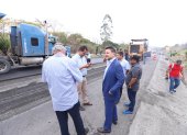 Gabriel Martínez (terno) inspeccionó los trabajos en la vía a la costa.