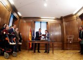 El candidato a la investidura, Pedro Sánchez (i), y el líder de Podemos, Pablo Iglesias (d), durante el acto de firma del acuerdo programático con las principales medidas que tomará el futuro Gobierno de coalición.