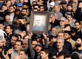 Miles de iraníes salen a las calles para llorar la muerte del teniente general y comandante del Cuerpo de la Guardia Revolucionaria Iraní (IRGC) Qasem Soleimani.