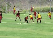 Javier Burrai (c), refuerzo para el arco canario, en la primera práctica en suelo manabita.