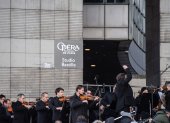 Los músicos en huelga tocan durante una protesta frente a la Ópera Bastilla, en diciembre pasado.