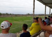 Los hinchas de Barcelona viendo el entrenamiento en el complejos de Galácticos.