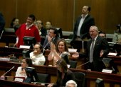 Los legisladores celebran la aprobación de las reformas al Código de la Democracia.