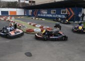 Los alumnos de la escuela de karting eléctrico ponen en práctica sus conocimientos en la pista.