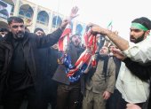 Ciudadanos iraníes queman bandera de Estados Unidos tras el asesinato del general Qasem Soleimani.