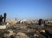 SHAHRIAR. Personal técnico de Irán y Ucrania hurgan en el terreno donde cayó la madrugada de ayer un avión.