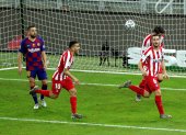 El centrocampista del Atlético de Madrid Koke Resurrección (d) celebra con sus compañeros Ángel Correa (i) y Álvaro Morata (c) tras marcar gol ante el FC Barcelona.