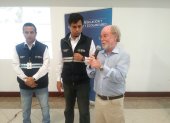 Carlos Muentes, responsable nacional de Sanibanano; Juan Fernando Larco, analista de relaciones internacionales de Agrocalidad y James Dale, líder del programa de banano de la Universidad Tecnológica de Queensland, en Guayaquil.