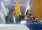La presidenta del CNE junto al delegado electoral del Guayas, John Gamboa.