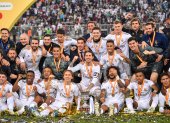 Los jugadores del Real Madrid festejan el nuevo título conseguido de la mano del entrenador francés Zinedine Zidane.