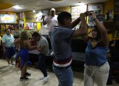 Pasadas las 22:00, las presentaciones artísticas incentivaron a los clientes a llenar la pista de baile del Cabo Rojeño.