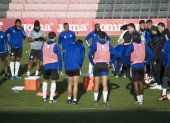 Los integrantes de Emelec utilizan una vestimenta especial para protegerse del frío que por estos días se siente en la localidad española donde realizan su pretemporada. El equipo azul del 2020 ya está completo.
