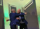 Jorge Célico abraza a Jordi Cruyff en su presentación oficial. A partir de ahora terminó, de manera oficial, el encargo del argentino en la tricolor.