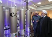 El presidente iraní Hassan Rouhani (D) inspeccionando la tecnología nuclear con motivo del Día Nacional de Tecnología Nuclear de Irán, en abril del 2019.