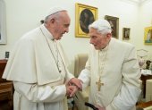 El papa Francisco junto al papa emérito Benedicto XVI (D) en diciembre del 2018, en el Vaticano.