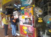 Mercado. Momentos en que una cliente compraba un ventilador en uno los almacenes ubicados en la avenida Olmedo, en Guayaquil.