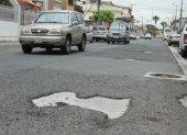 Avenida. El pavimento de la calle Eleodoro Avilés tiene más de 15 baches.