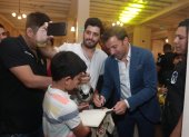 Alessandro Del Piero, firmando autógrafos en la cena que realiza Barcelona anualmente al jugador invitado para la Noche Amarilla.