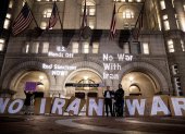 Activistas proyectaron este viernes mensajes que dicen: "Estados Unidos sin manos", "Poner fin a las sanciones ahora" y "No a la guerra con Irán" en el edificio del Trump International Hotel en Washington.
