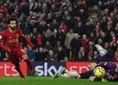 El delantero egipcio Mohamed Salah vence al golero del United, Albert De Gea, para poner cifras definitivas.