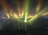 El juego de luces fue un gran atractivo en el estadio Monumental.