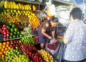 Compras. En el mercado de Gómez Rendón el fin de semana dieron 7 kiwi, o 5 manzanas, o una libra de frutilla o un melón mediano por un dólar.
