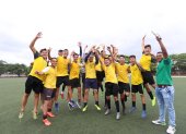 Los integrantes de la selección de fútbol de la unidad educativa San Benildo La Salle celebran por el título.

ENERO 18 Guayaquil-Ecuador
Agencia (ag-extra)