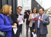 El periodista Christian Zurita y la abogada Gina Gómez piden que el Tribunal Contencioso Electoral investiguen una resolución del CNE.