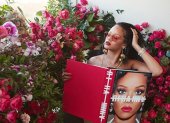 Rihanna junto a su autobiografía.