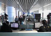 KUALA LUMPUR. En Malasia el control de los viajeros que llegan de China por el aeropuerto internacional, es con un escaner que monitorea la temperatura corporal.