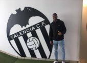El delantero africano Senga Nicolás Kata negocia su incorporación al Delfín por pedido del técnico español Ángel López.