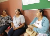Jazmín Salazar, Mayiya Peñafiel e isabel Panchana conversaban afuera de la unidad educativa María Mazarello