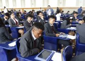 El auditorio del colegio Vicente Rocafuerte se ha convertido en una megasede donde rinden la prueba estudiantes de cuatro planteles.
