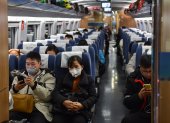 WUHAN. Decenas de personas viajan en tren hacia esta ciudad china, que fue declarada en cuarentena.