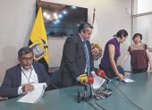 Ramiro García (centro), presidente del Colegio de Abogados de Pichincha, hizo pública su nota de protesta.